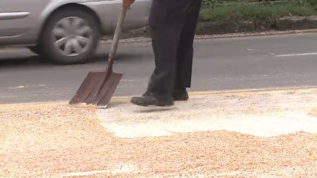 Timpul record in care locuitorii din Galati au "golit" o sosea plina cu porumb, dupa un accident