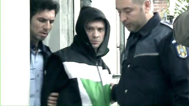 Cum s-a plimbat un barbat bolnav 6 ore cu toporul prin Capitala. Victima semana cu fosta iubita