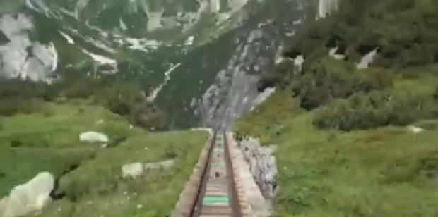 Trenul pe care putini oameni au inima sa-l ia. Cum arata cel mai abrupt traseu feroviar din lume