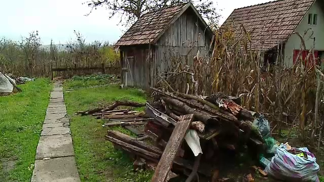 Cum au ajuns acesti romani sa cumpere legal cu 20.000 euro o casa care era deja locuita