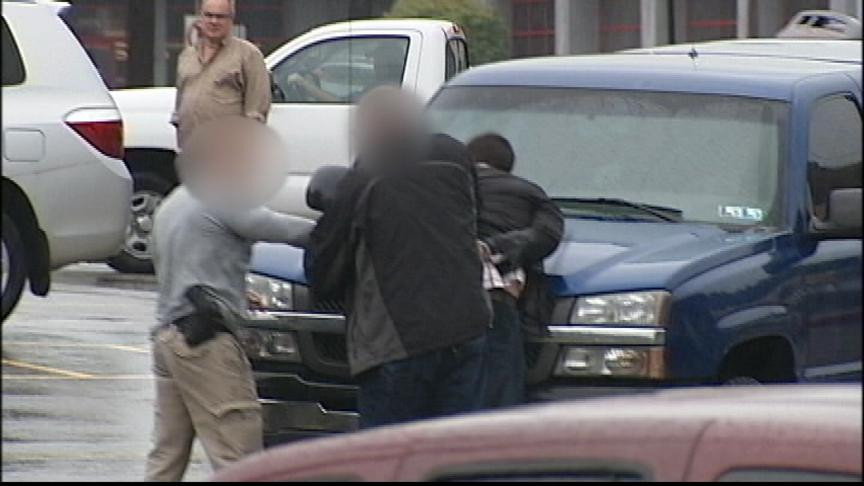 Doi romani, arestati in SUA, dupa ce au furat 25.000 dolari dintr-un bancomat