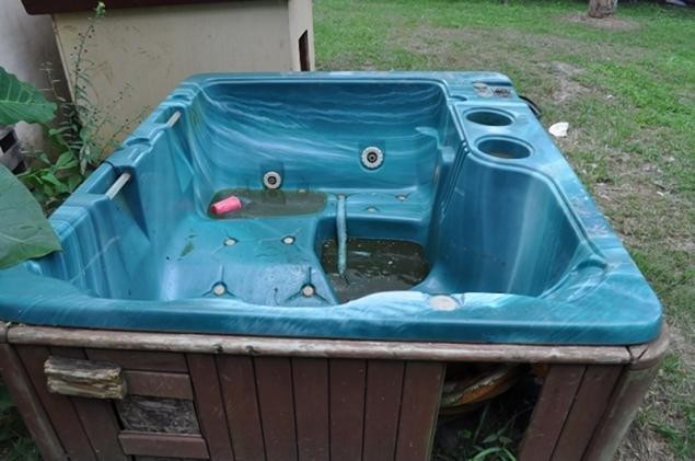 Politistii au incremenit cand au vazut ce tinea un barbat in cada din curte. "Statea acolo de 1 an"