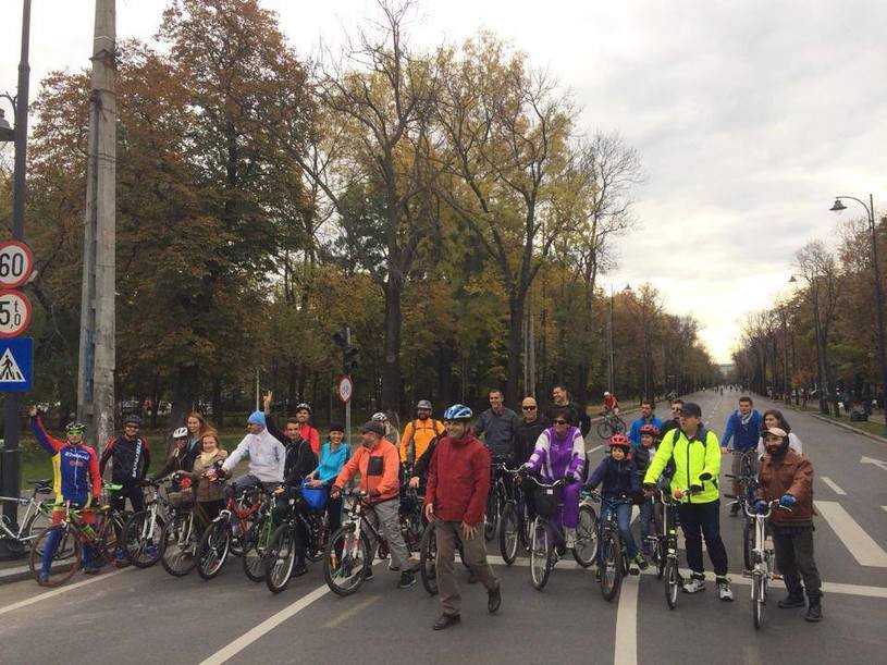 Centrul Bucurestiului, ocupat de singurii biciclisti din lume care nu se DOPEAZA! :) Alatura-te si tu campaniei "BICICLESTI" de pe Calea Victoriei si Bd. Kiseleff!
