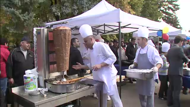 Musulmanii din Romania au sarbatorit ''Kurban Bayram' cu 25.000 de portii de shaorma, in Herestrau