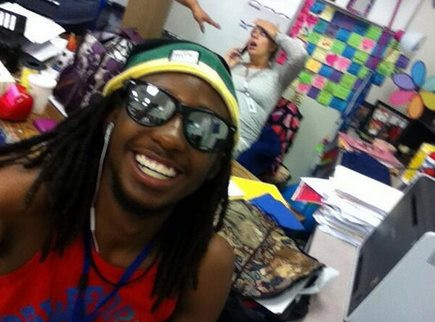 Un elev american s-a pozat in timp ce profesoara lui insarcinata avea contractii