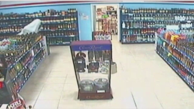 Imaginile surprinse de camerele de supraveghere ale unui magazin. "Fantoma" venita la furat