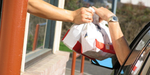 Ce a facut un client timp de 2 ore la drive-in, langa un fast-food. Politistii l-au arestat imediat