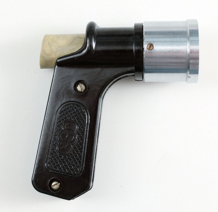 Au crezut ca se uita la un pistol. Nu au crezut ca obiectul poate fi folosit la asa ceva. FOTO