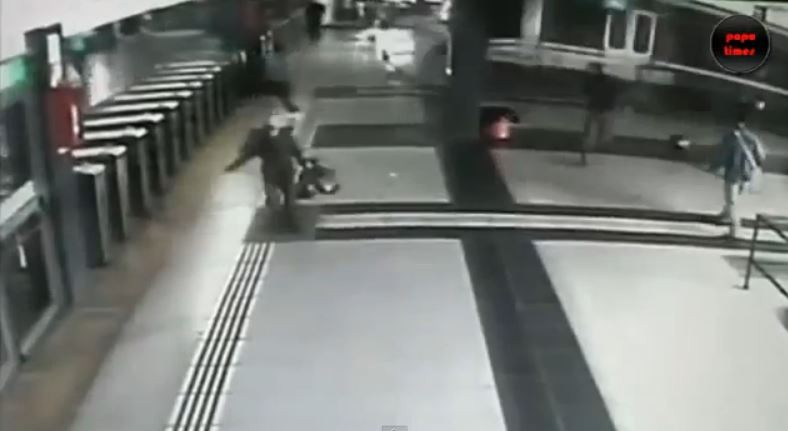 Momentul in care un tren s-a izbit in gara din Argentina de tampoanele de franare