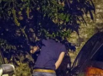 Barbatii prinsi ca urineaza pe strazi, sunt pusi sa spele pe jos in Manchester