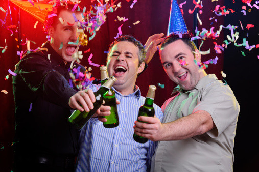 Studiu: Barbatii trebuie sa se vada cu prietenii lor de 2 ori pe saptamana pentru a fi fericiti