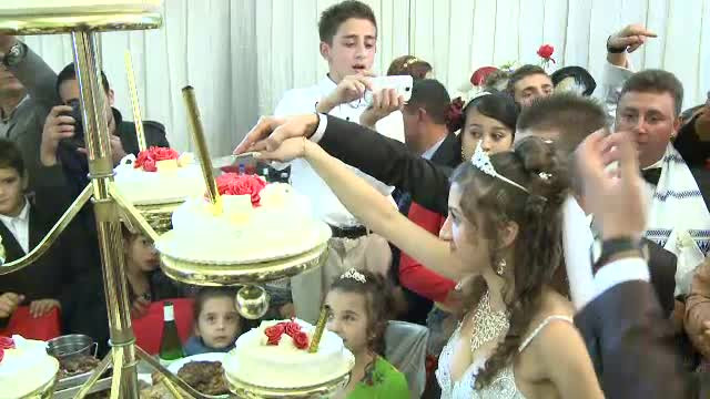 Telenovela tiganeasca de la nunta "regelui" din Costesti continua. Mesajele din noaptea nuntii