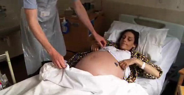 Drama femeii din Marea Britanie pe care toata lumea o crede insarcinata. De ce boala sufera