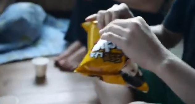 Cel mai neobisnuit mod de a deschide o punga de chipsuri