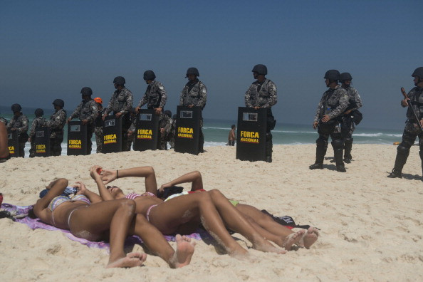 Imaginea zilei in Brazilia. Turistii, prinsi in mijlocul protestelor violente de la Rio