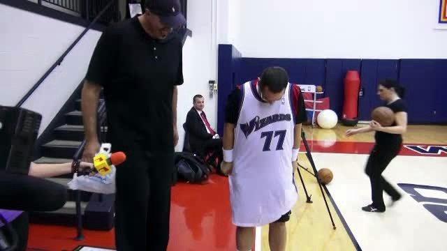 Ponta a jucat baschet contra lui Ghita Muresan si a primit un tricou lung pana la genunchi. VIDEO