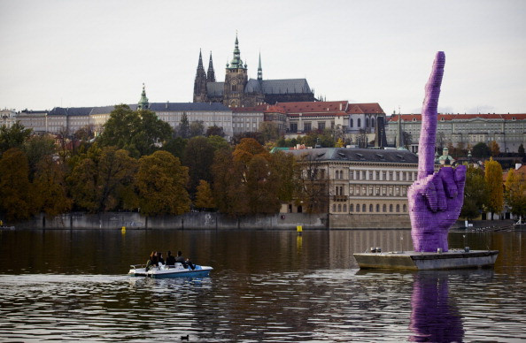 Un artist ceh a aratat degetul parlamentului cu o sculptura uriasa