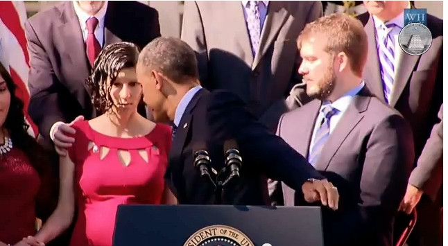Obama si-a intrerupt discursul despre sanatate pentru a ajuta o femeie careia i se facuse rau. VIDEO