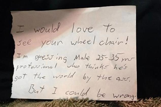 A parcat masina pe un loc destinat persoanelor cu handicap. Ce mesaj a gasit in geam cand s-a intors