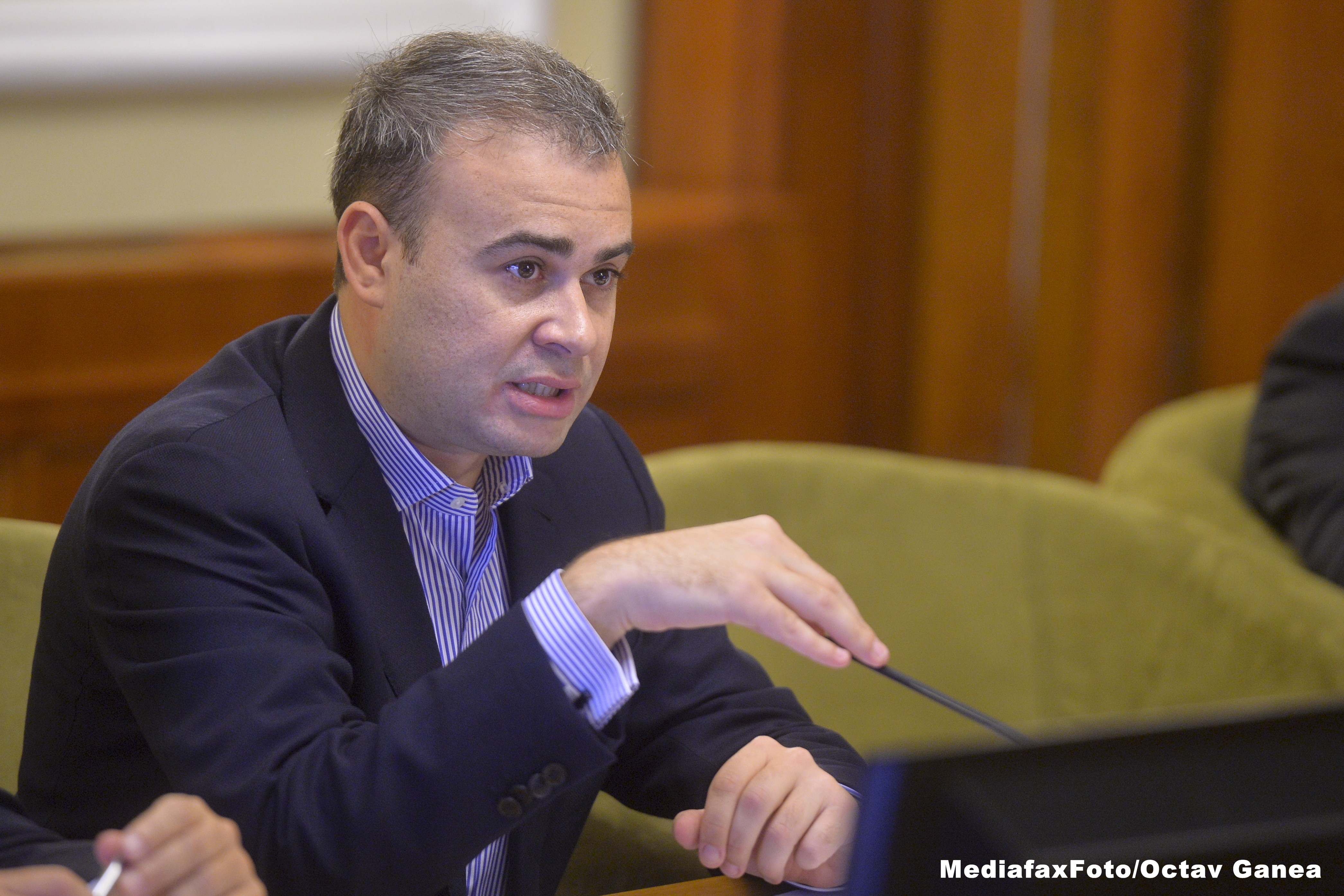 Darius Valcov, adus sub escorta la sediul DNA. Ministrul Finantelor este acuzat de trafic de influenta