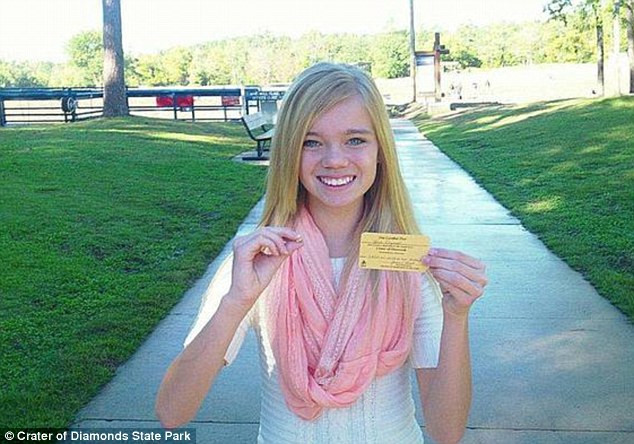 Ce a gasit o adolescenta in timp ce se plimba prin parc. Valoreaza in jur de 30.000 de dolari. FOTO