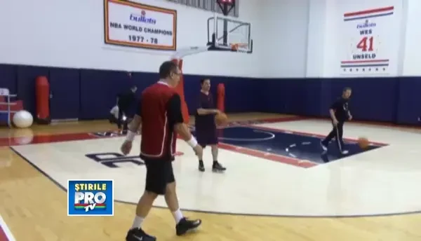 Ponta a jucat baschet contra lui Ghita Muresan si a primit un tricou lung pana la genunchi