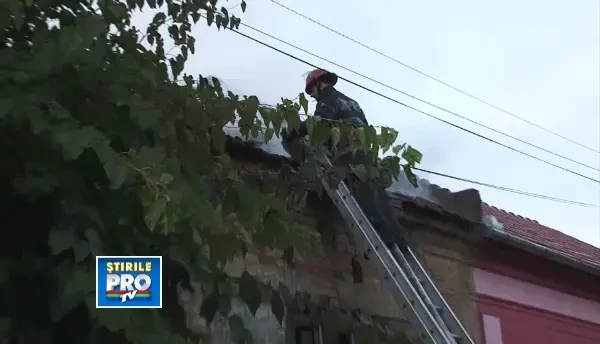 VIDEO. Incendiu intr-un cartier din Oradea. Posibila cauza: o instalatie de curent improvizata