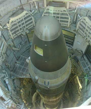 Ofiteri americani, sanctionati pentru ca au lasat deschisa usa postului de control al bombei atomice