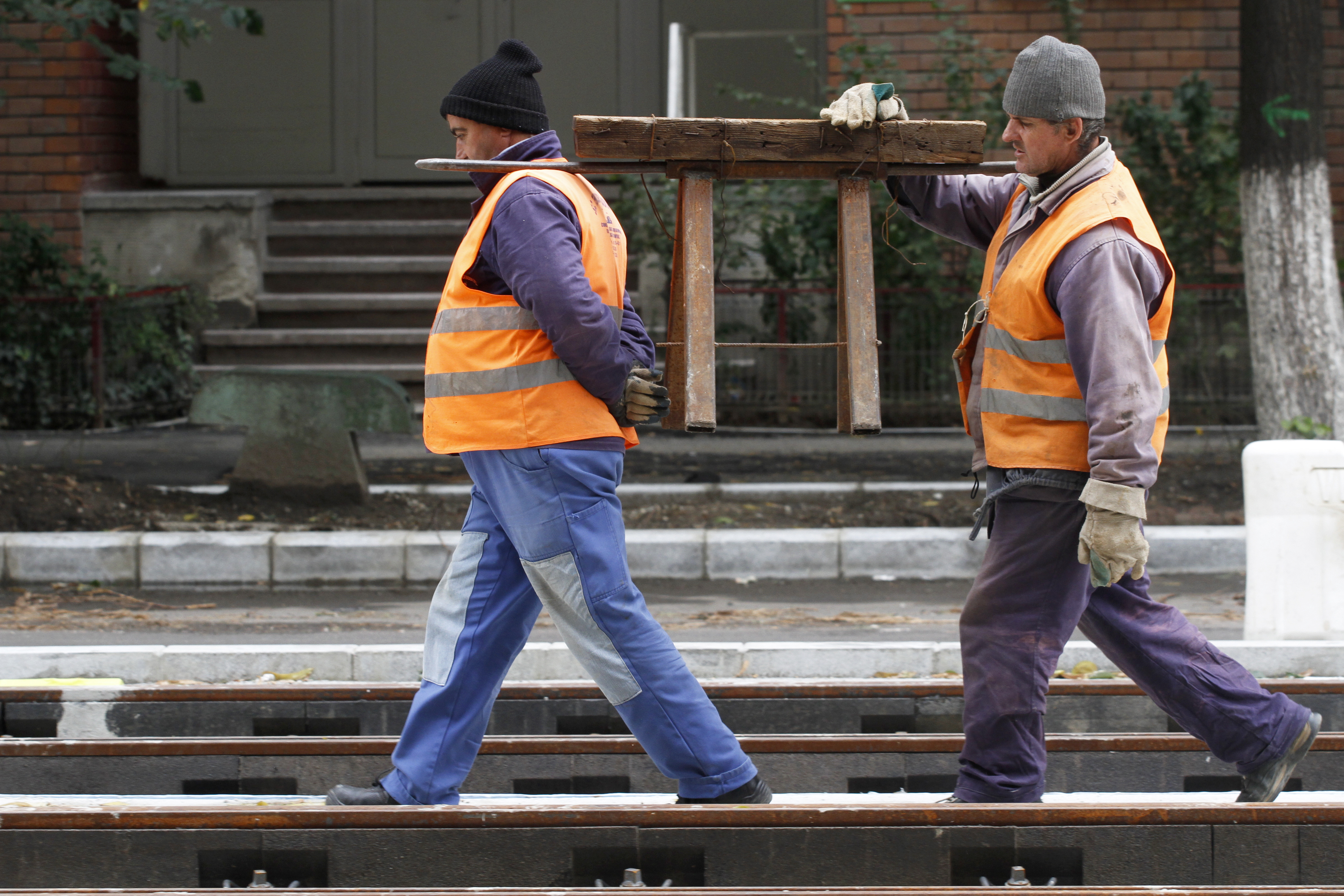"Dorel" de Vaslui s-a razbunat pe o scoala nou construita. Cum au reusit niste muncitori sa o darame din greseala