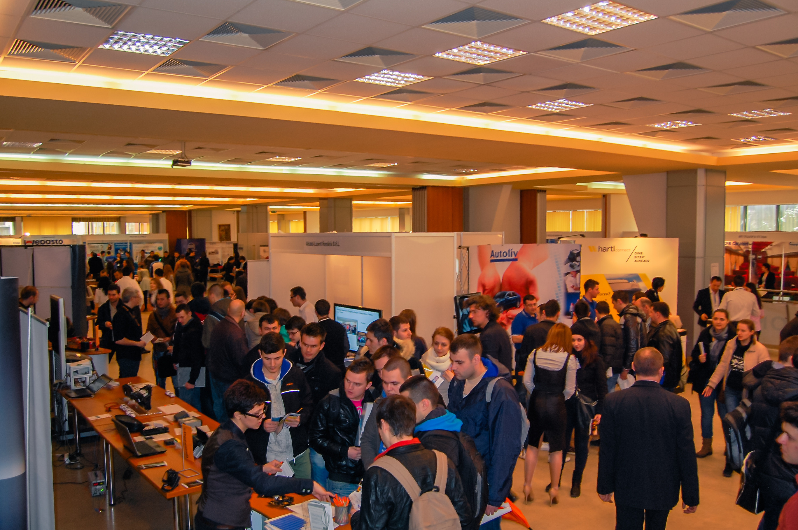 Peste 50 de companii isi prezinta ofertele de munca la “Zilele Carierei”, targ destinat tinerilor