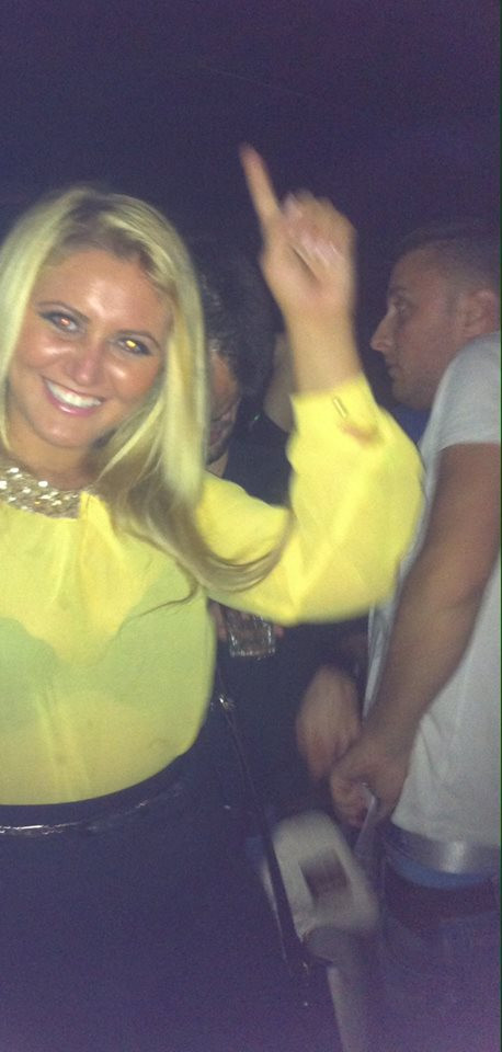 "Il cunoaste cineva?" Un barbat surprins in timp ce-i fura telefonul unei femei intr-un club