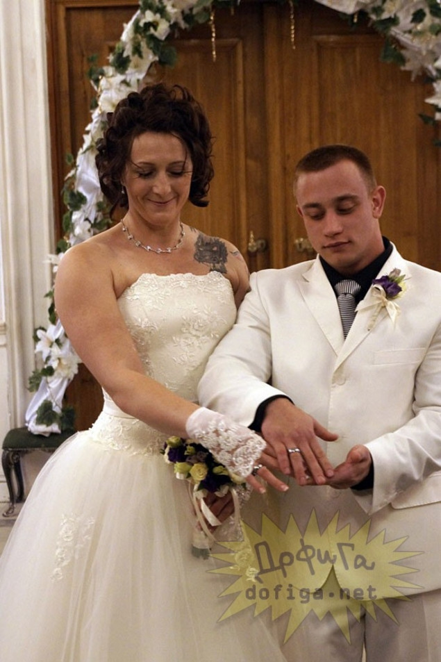 Pare o mireasa obisnuita in fotografiile de nunta. Ceea ce face nu are nicio legatura cu feminitatea