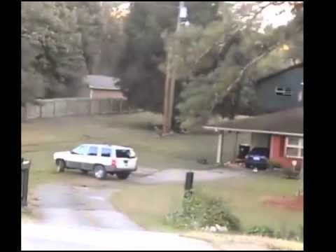 Un barbat care si-a prins sotia cu amantul a vrut sa-si demoleze casa cu masina