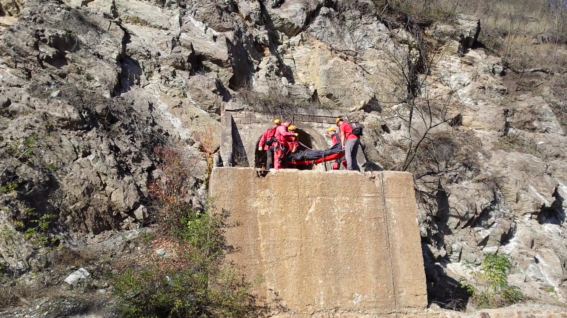 FOTO. Cadavrul unui barbat disparut de cinci zile, descoperit intr-un put minier dezafectat