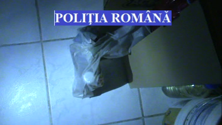 Doi aradeni au fost prinsi cu 20 de kilograme de mercur pe strada. Cat ar valora produsul toxic