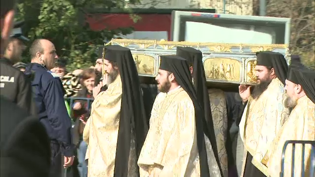 Coada de 15.000 de oameni in Capitala care asteapta sa ajunga la moastele Sfantului Dumitru