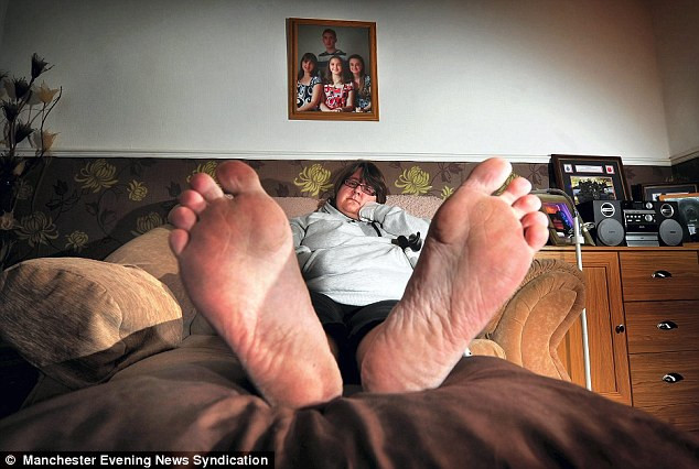 E alergica la pantofi si nu a mai lucrat de 20 de ani. Acum, statul a lasat-o fara ajutor social