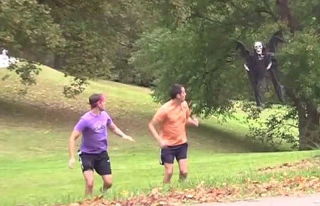 Farsa facuta acestor alergatori intr-un cimitir. Cu ce s-au trezit deasupra capului