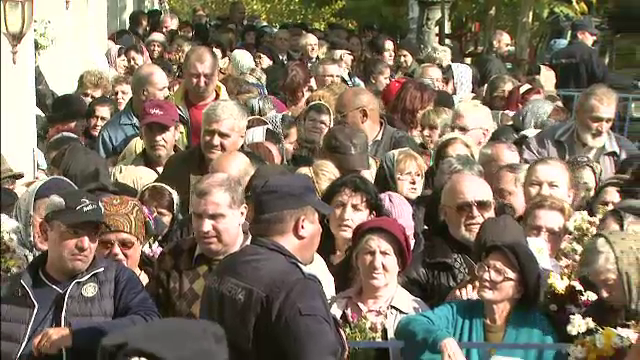 Peste 10.000 de pelerini au stat la coada la Patriarhie, sa se roage la moastele a trei sfinti