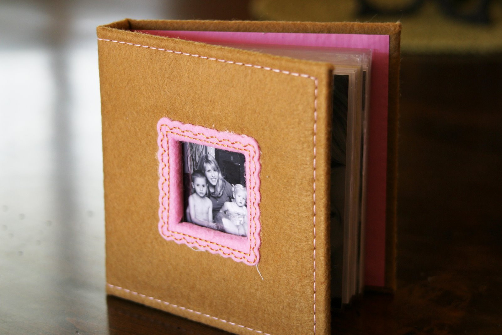 Tanara care isi aminteste cine este doar atunci cand se uita la poze. De ce si-a pierdut memoria