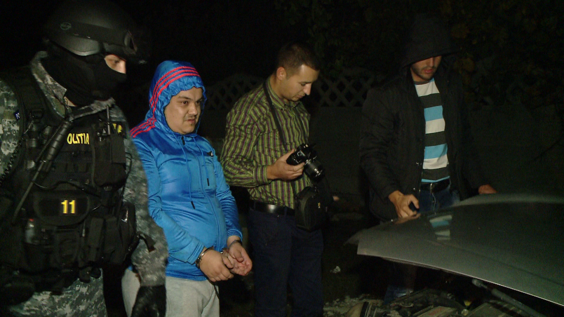 Perchezitii la suspectii de furt dintr-un magazin. Cum au incercat sa scape hotii de bunurile furate