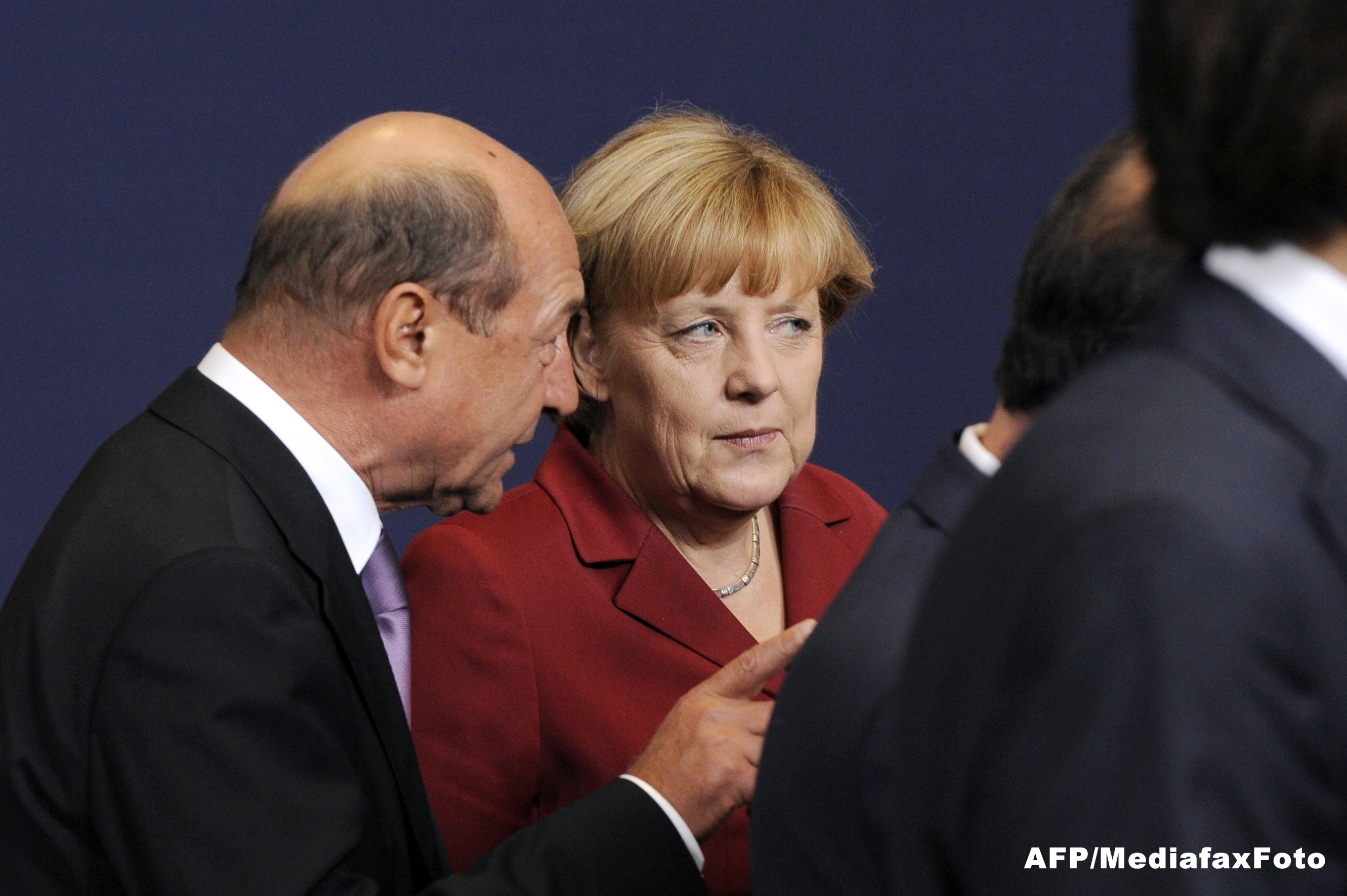Basescu a discutat la Bruxelles despre portofoliul de comisar european al Romaniei. VIDEO cu presedintele si Angela Merkel