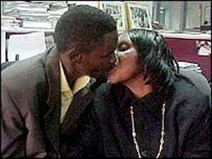 O femeie din Zimbabwe a decis sa se casatoreasca cu fiul ei. "Lasati-ma sa ma bucur"