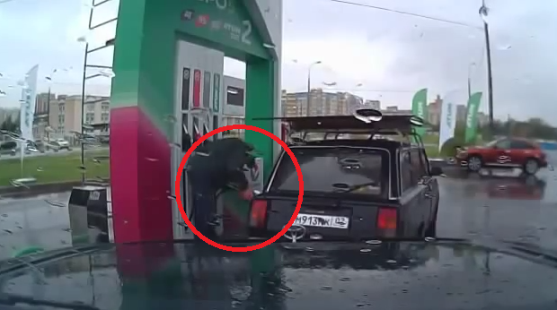 Dupa ce o sa vezi asta nu o sa mai lasi pe nimeni sa-ti alimenteze masina la pompa: Uite ce face angajatul acestei benzinarii: VIDEO