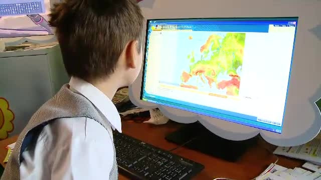 CD-ul cu lectia de la scoala sau tabla interactiva. Gadgeturi care ajuta copiii sa invete mai usor