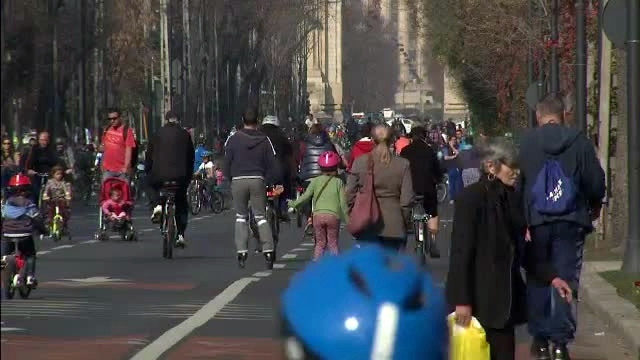 BICICLESTI. Mii de bucuresteni s-au plimbat pe bulevardul Kisselef, care a fost doar al pietonilor