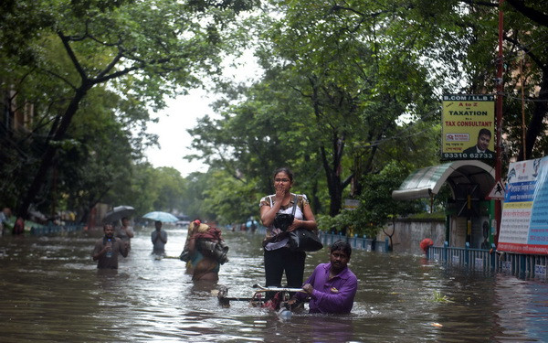 Inundatii devastatoare in India. Cel putin 48 de oameni au murit. GALERIE FOTO
