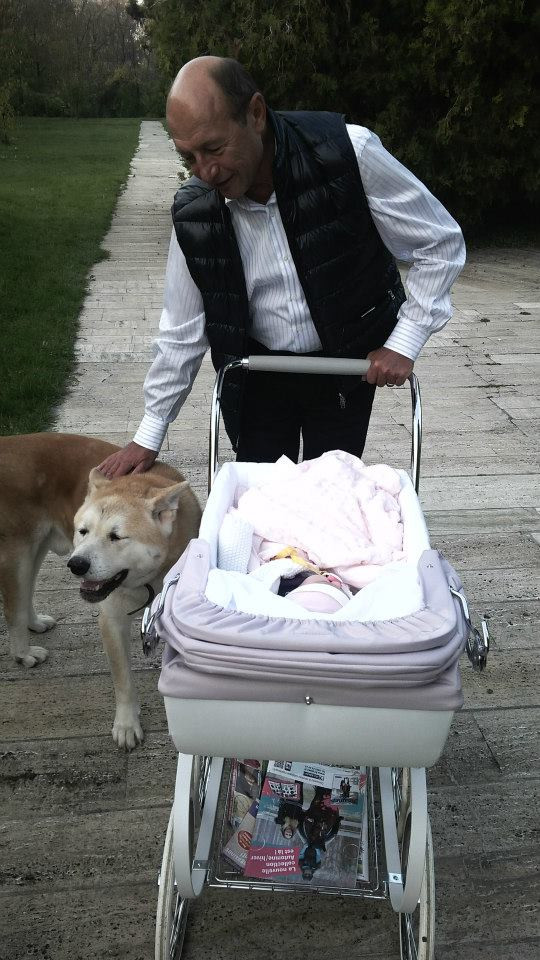 Presedintele Traian Basescu a postat noi poze cu nepoata sa, Sofia Anais. FOTO