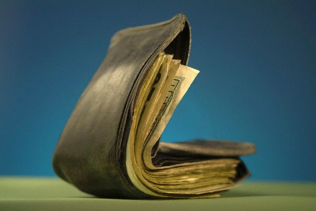 Ce a facut un barbat din Arges dupa ce a gasit o borseta cu 2.400 de lei aruncata intr-o balta