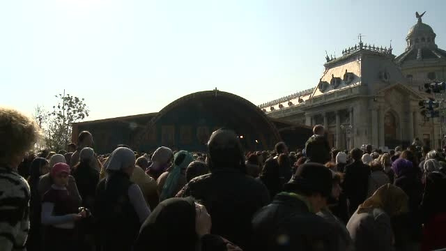 Peste 20.000 de credinciosi au stat la coada ca sa se roage la moastele Sfantului Dumitru